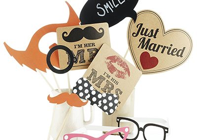 just-married-photobooth-accessoires-melpomeni-photography-münchen
